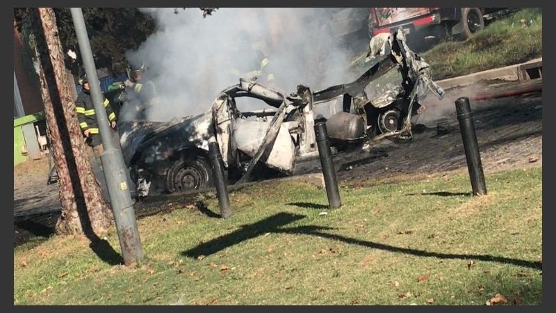 Bomberos trabajaron para combatir las llamas que consumieron el vehículo.