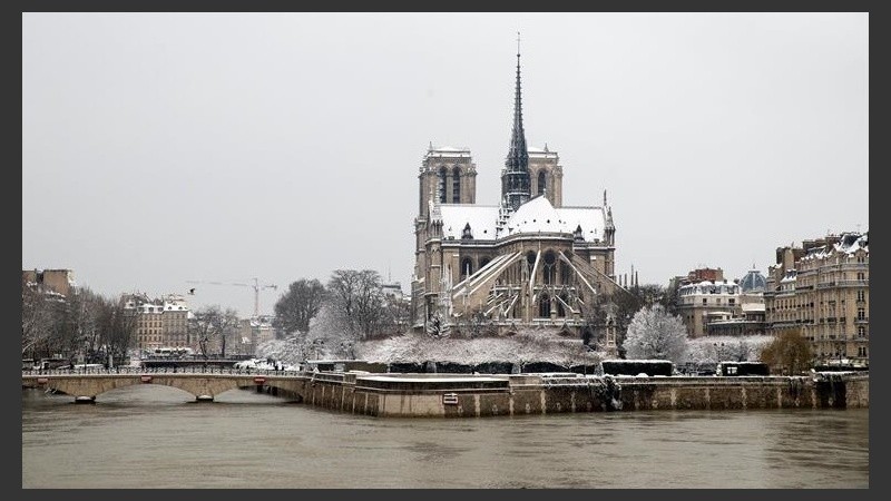 También en París, la Catedral de Notre Dame quedó cubierta de nieve.