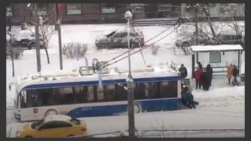 No es la K ni la Q: en una calle de Rusia los pasajeros debieron empujar el trolebus, atascado por la nieve.