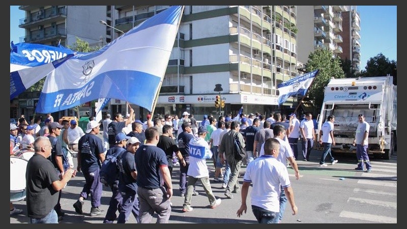 La columna de manifestantes cruza avenida Pellegrini.