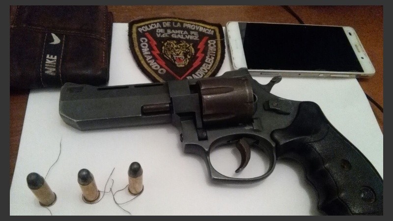 El arma calibre 38 secuestrada al joven familiar del sospechado.