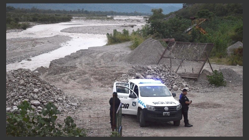 El cadáver fue hallado a orillas del puente Zapla.