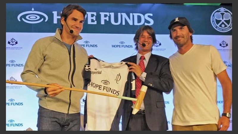 Blaksley junto al tenista Roger Federer y el polista Adolfo Cambiaso.