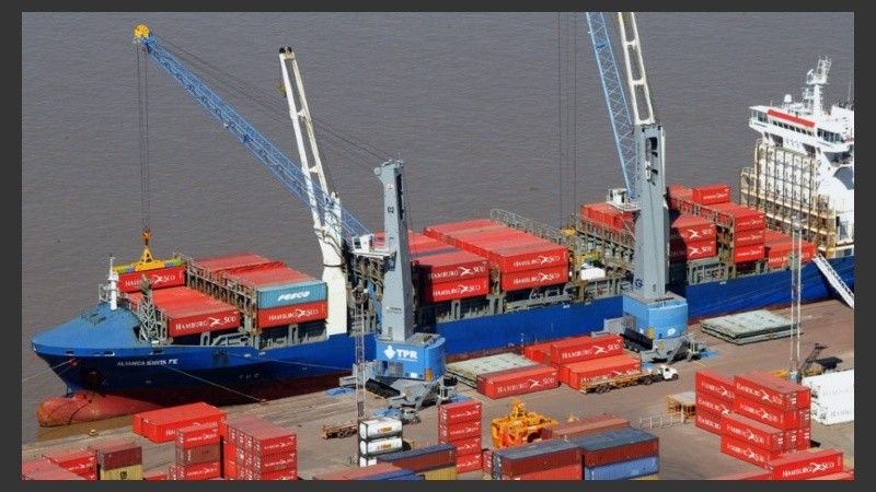El puerto de Rosario se prepara para un importante embarque. 
