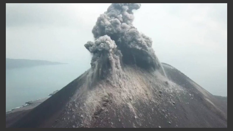 El volcán Anak Krakatau aumentó su actividad eruptiva desde junio de 2018.
