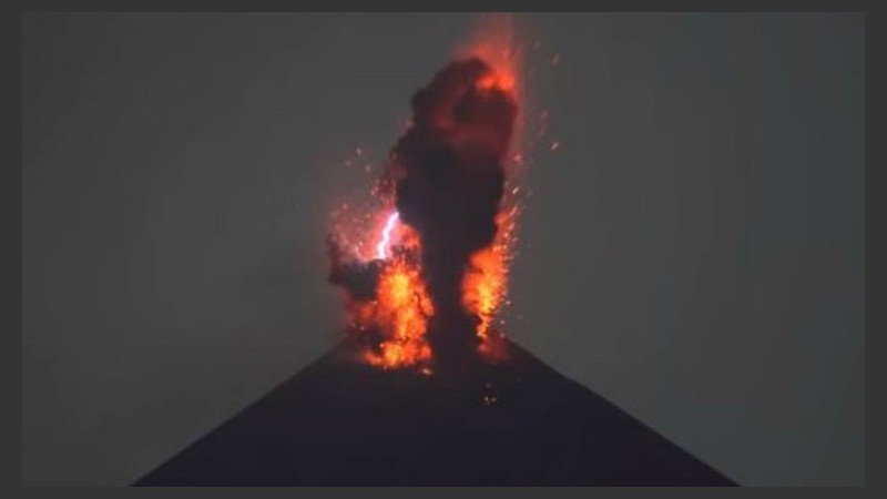 El volcán Anak Krakatau aumentó su actividad eruptiva desde junio de 2018.