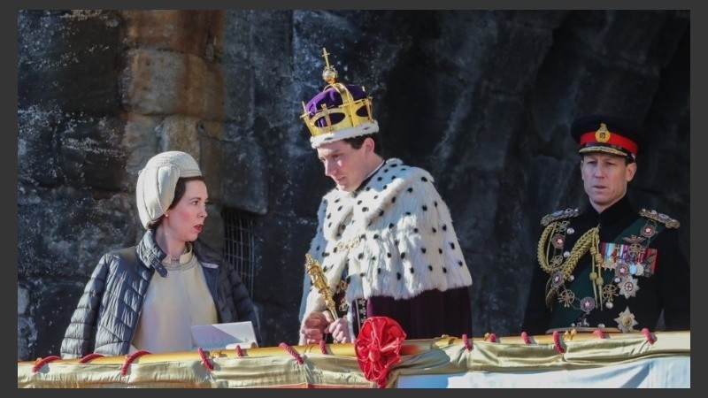 La actriz Olivia Colman y el actor Josh O’Connor como la reina Isabel II y el príncipe Carlos, respectivamente.