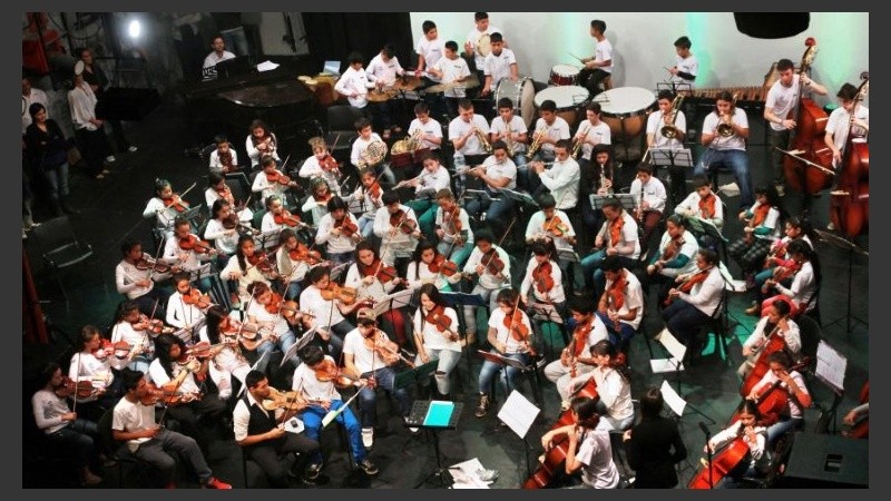 La Escuela Orquesta es un proyecto pedagógico, artístico y social del que participan niños, niñas y jóvenes.