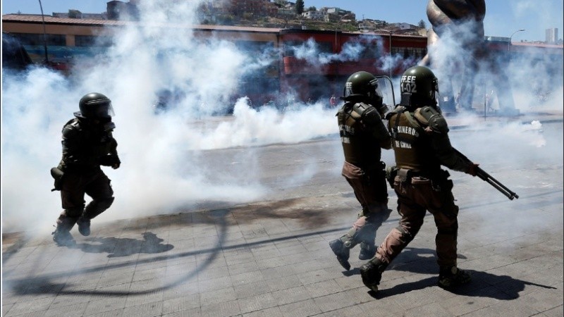 La policía reprime a manifestantes en cercanías del Congreso chileno, en la ciudad de Valparaíso.