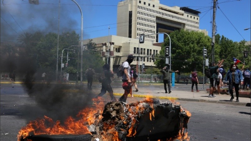 Manifestantes participan en una nueva jornada de protestas en las afueras del Congreso Nacional de Chile.