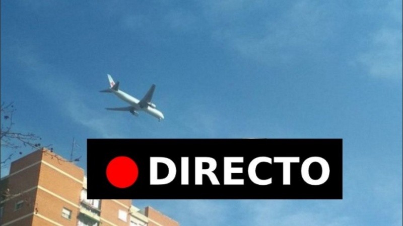 El avión de Air Canadá sobrevuela la zona al sur del aeropuerto de Barajas, Madrid, para quemar combustible.