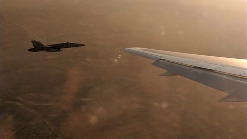 Un caza F-18 escoltó al avión de Air Canada para tomar imágenes de los daños de la aeronave.