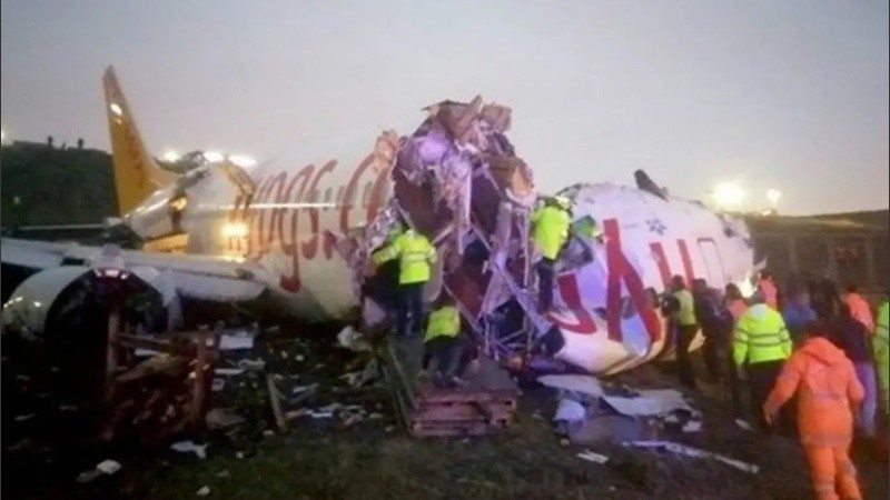 La aeronave terminó partida en tres, a causa del violento aterrizaje.