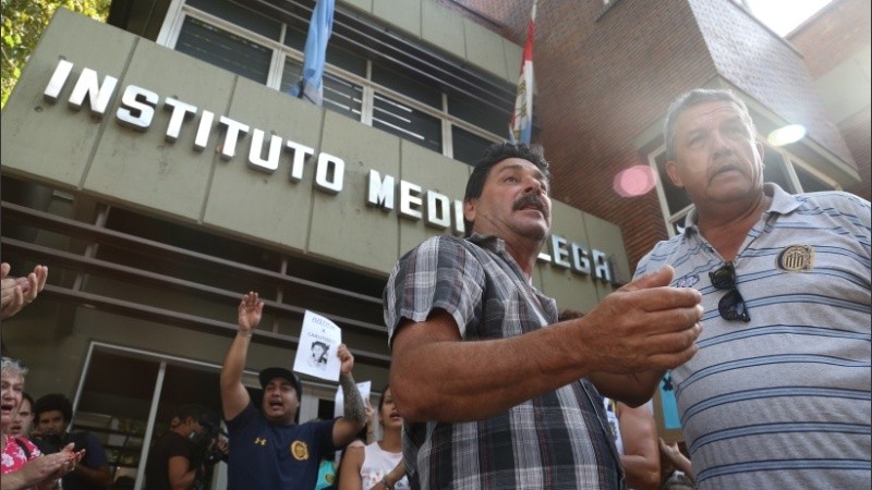 El papá de Carlos Orellano en la puerta del Instituto Médico Legal. 