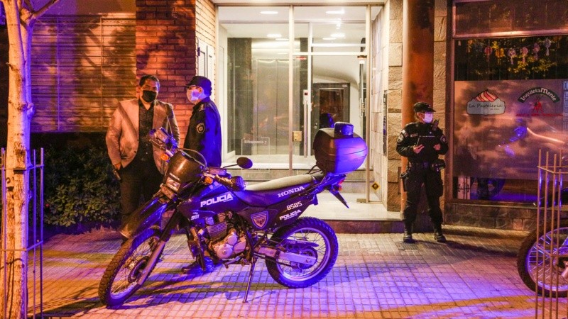 La policía en el lugar del hecho en Pueyrredón y Mendoza.