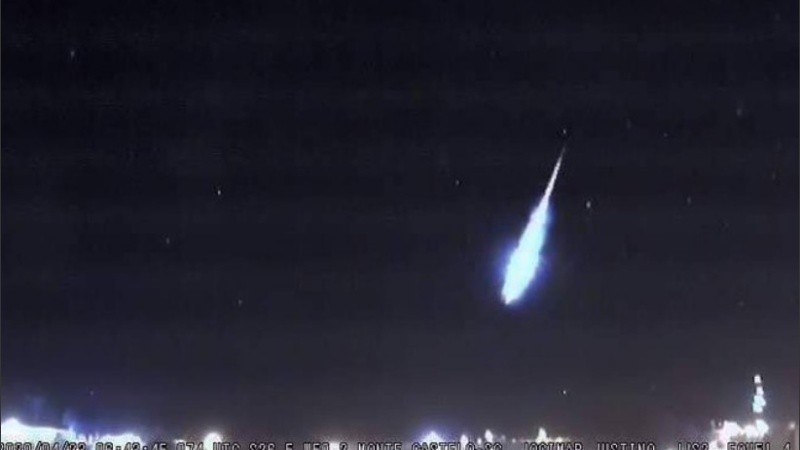 El meteorito ingresó en la atmósfera terrestre a una latitud de 106,4 kilometros.
