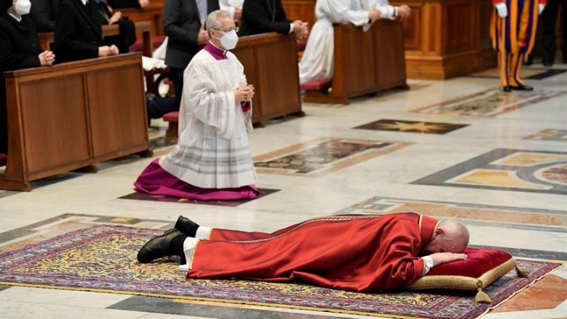 El religioso argentino tendido en el piso delante del altar.