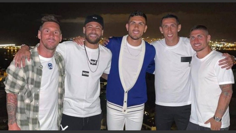 Lionel Messi posó hace algunos días con cuatro amigos que juegan en París.