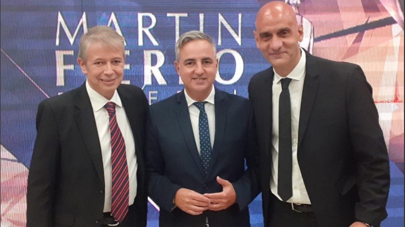 Los conductores Claudio Márquez, Hernán Ricosa y Héctor Mansur celebran los Premios Martín Fierro Federal obtenidos por los ciclos del Grupo Televisión Litoral.