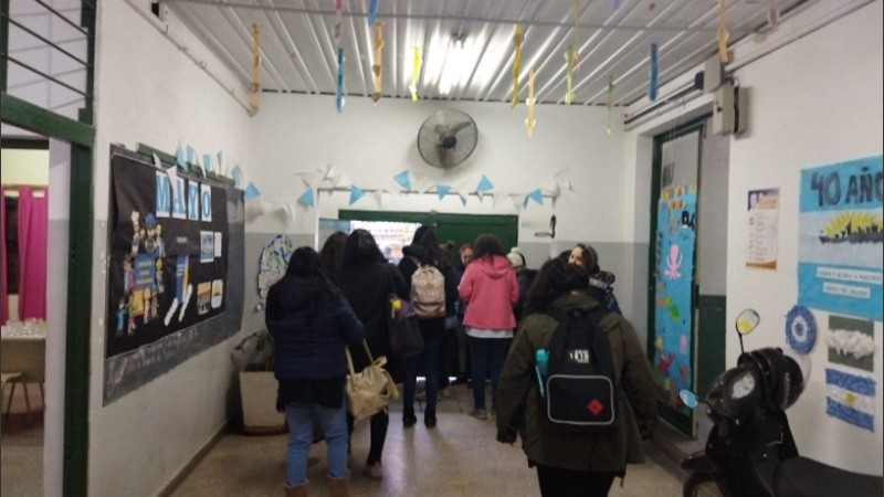 Maestros y alumnos se refugiaron dentro del edificio escolar.