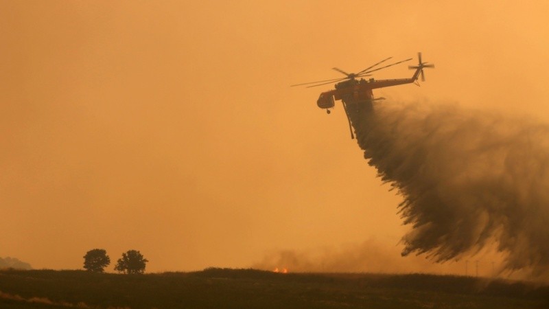 Un helicóptero de Bomberos en labores de extinción en Alexandroupolis.