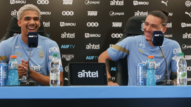 Araujo y Nùñez, goleadores ante los campeones del mundo, en la conferencia de prensa este domingo.