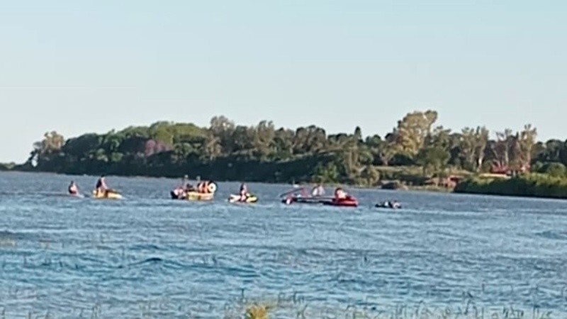 El operativo de rescate sobre la entrada al arroyo Las Hermanas.