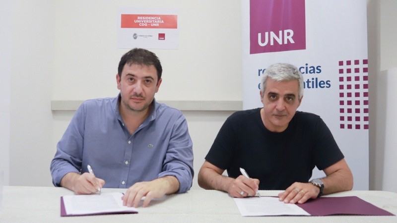 La firma del convenio entre el Intendente de Cañada de Gomez, Matias Chale, y el rector de la UNR, Franco Bartolacci.