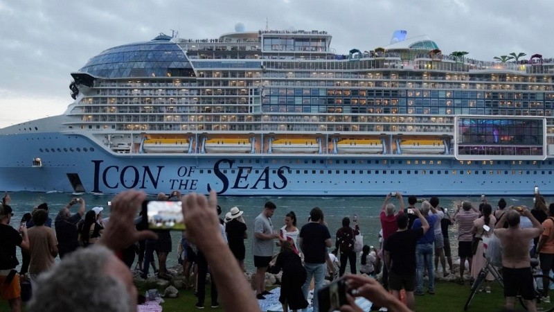 El Icon of the Seas cuenta con 20 cubiertas y capacidad para albergar a un máximo de 7.600 pasajeros.