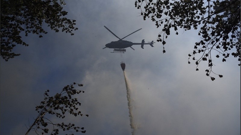 Uno de los helicópteros con helibalde que se sumaron al operativo de manejo del fuego.