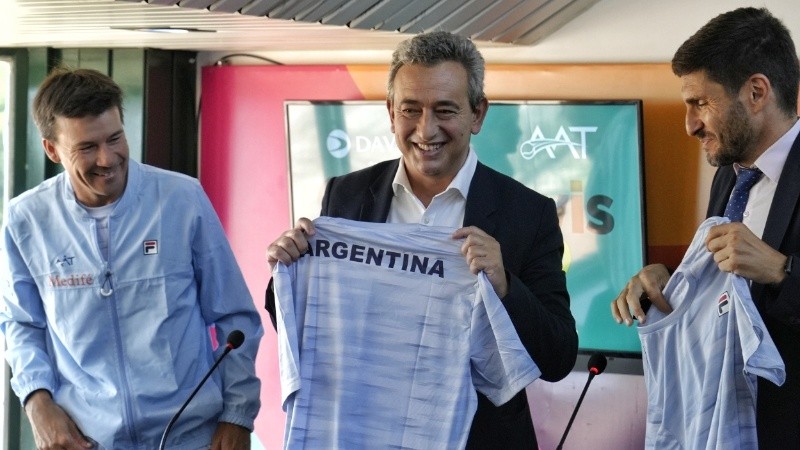 El intendente Pablo Javkin con el gobernador Maximiliano Pullaro y el capitán de la selección Argentina, Guillermo Coria.