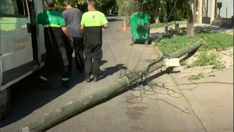 Una de las varias columnas de cables que fueron derribadas esta tarde por un camión en el oeste.