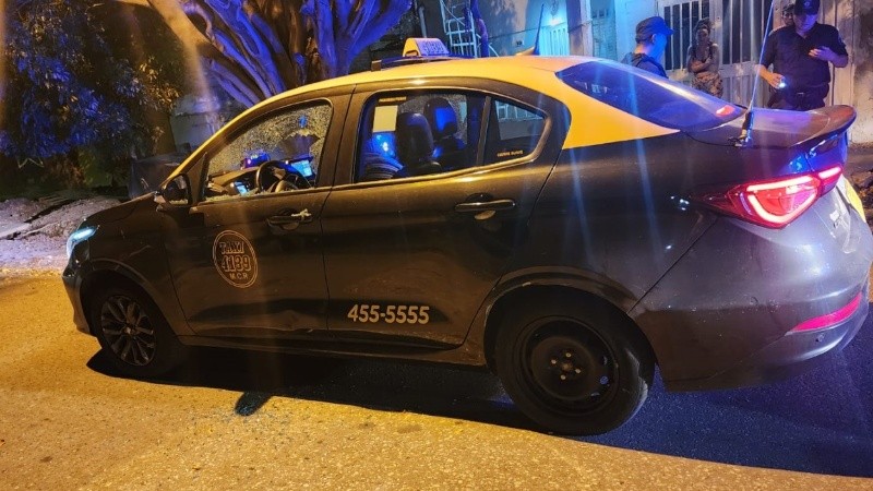 El taxi en el que se desplazaba el hombre asesinado este martes a la noche.