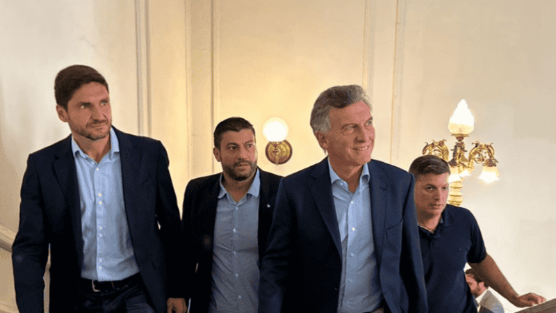 El gobernador Pullaro aceitó la relación con Mauricio Macri.