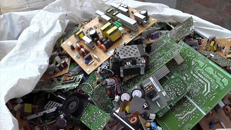 Menos de una cuarta parte de la masa anual de desechos electrónicos se etiqueta y recicla adecuadamente.