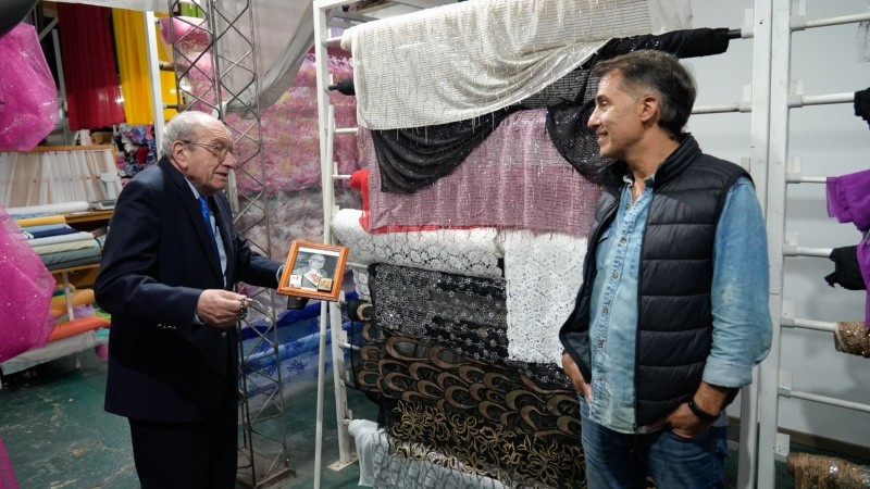 Soso y Rucco dialogando en un sector del negocio de telas frente a la plaza Sarmiento.