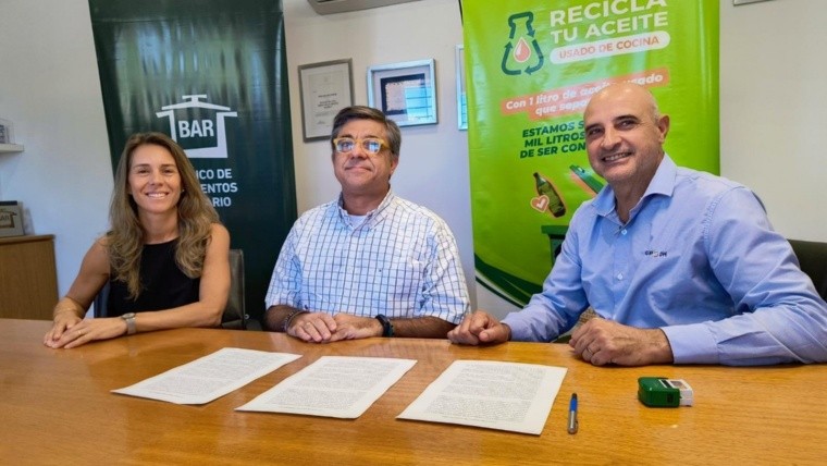 Compromiso ambiental: empresa de la zona firma convenio con al Banco de Alimentos Rosario para reciclar aceite vegetal