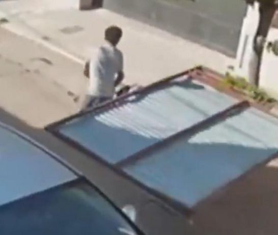 Video: a plena luz del día, ladrón robó un enorme portón y se fue caminando "como si nada"