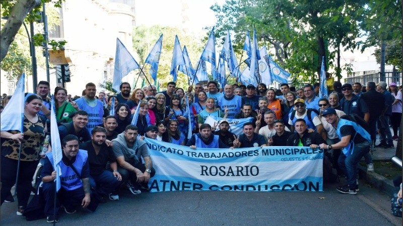 Los municipales de Rosario presentes en la marcha federal por la educación pública.