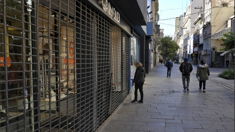 Una recorrida por el centro de la ciudad este 9 de mayo revela que hay poco movimiento, pero que algunos negocios abrieron.