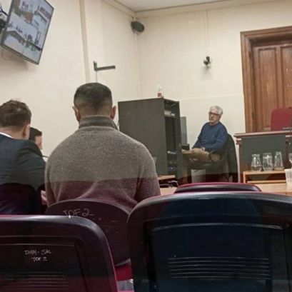 Martínez, de súeter marrón, frente al magistrado en los Tribunales Federales. Foto: Claudio González/MPF.