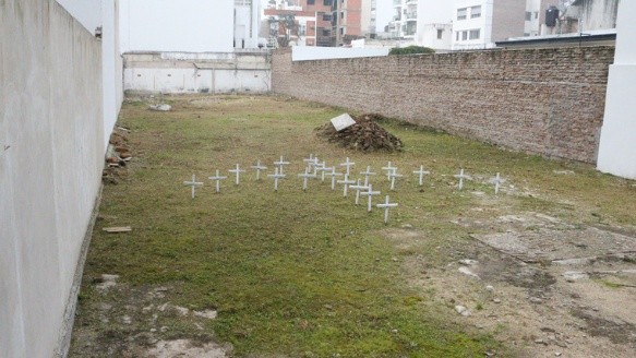Así se encuentra el terreno de Salta 2141. Son 22 las cruces que recuerdan a las víctimas en ese lugar.