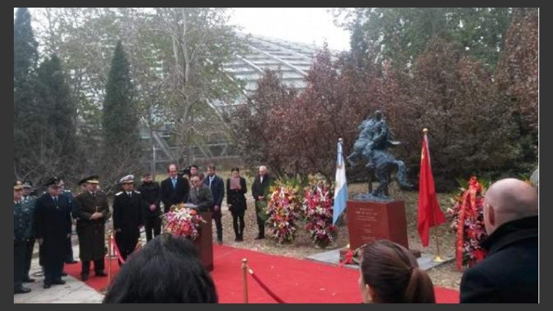 La escultura del Libertador, en su mítico corcel.