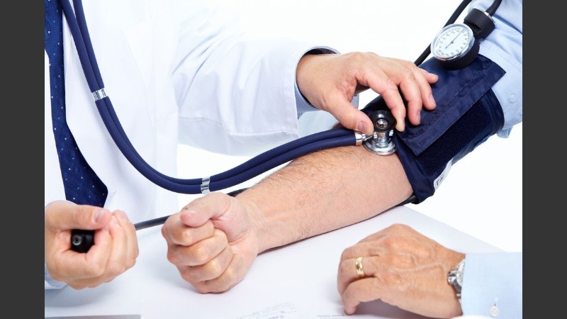 La presión arterial mide la fuerza que se aplica a las paredes arteriales.