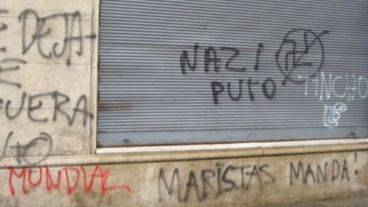 Los grafitis insultan a alemanes y nazis