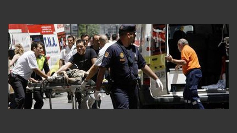 Rescate de heridos en el lugar del accidente.