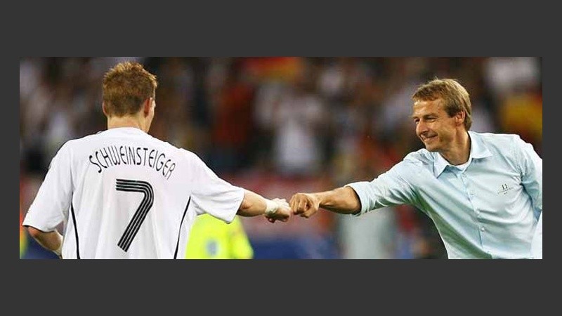 El goleador del encuentro y su técnico festejan el tercer puesto