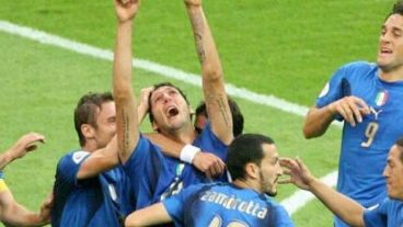 Italia festeja su gol en el primer tiempo