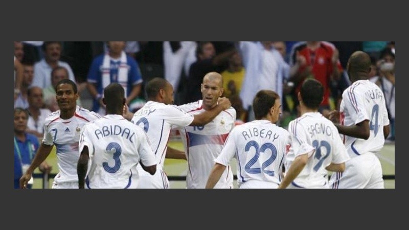 Francia festeja el gol que abrió el marcador
