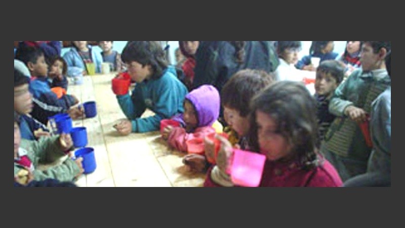 650 mil chicos comen en la escuela.